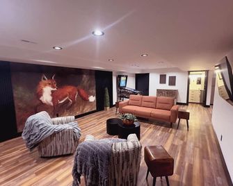 Rustic charm meets modern comfort on 154 acres of Missouri countryside. - St James - Living room