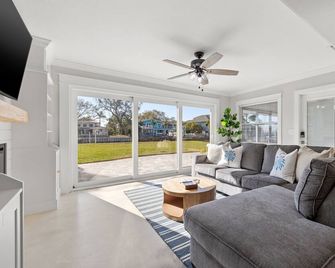 Waterfront Island Oasis Fully Remodeled! W/ Boat Dock! - Palm Harbor - Wohnzimmer