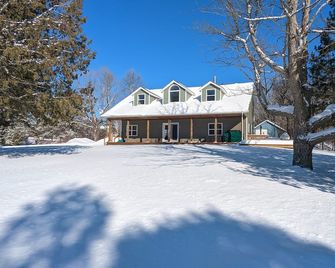 Port Loring Vacation Home with Starlink - Port Loring - Building