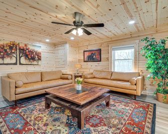5Br Cabin W/ Sauna, Hot Tub, Firepit, River Access and Games - Shenandoah - Living room