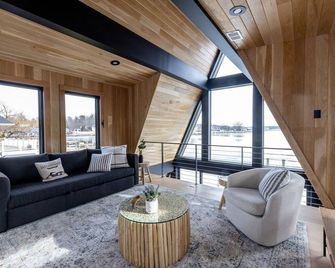 Saugatuck Harbor Luxury A-Frame, View of Downtown - Saugatuck - Living room