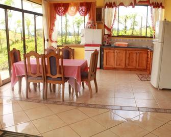 Holiday House Cipreses - Cartago - Comedor