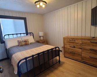 The Northern Lights Cottage - Columbia Falls - Bedroom