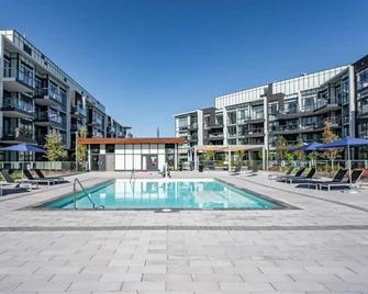 Chic 2br With Patio - Pool - Hot Tub - Bbq - Friday Harbour - Innisfil - Pool