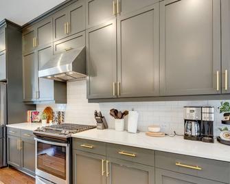 Chic Atlanta Vacation Rental ~ 1 Mi to Downtown! - Atlanta - Kitchen