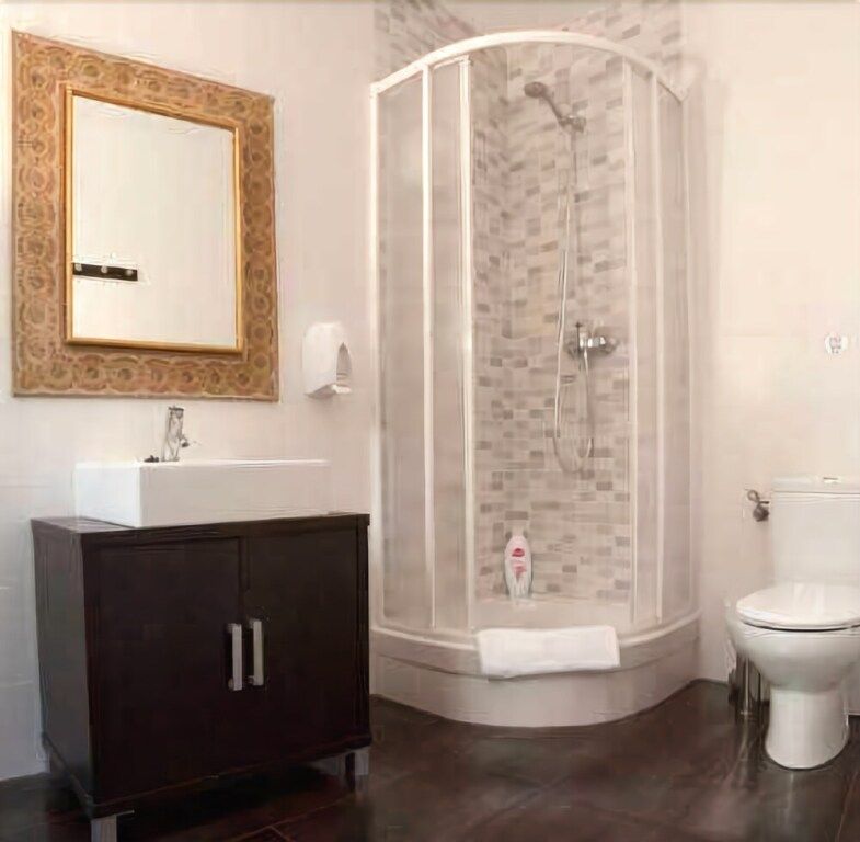 سي إش فيتوريا ألوخامينتوس - كوينكا - حمام