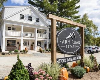 Luxury King Suite, Living Room w/sofa bed, balcony, & 1.5 baths - Dover - Building