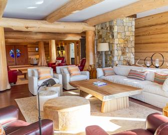 Jollymore Ranch - Smithers - Living room