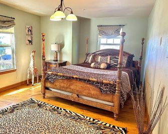 5br/3.5ba Estate Sleeps 10 w Pool, Jacuzzi, Playground, Game Room, fire pit - Atascadero - Bedroom