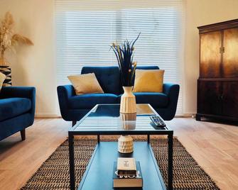 Spacious 3 bedroom Home w Parking in Farnborough - Farnborough - Living room