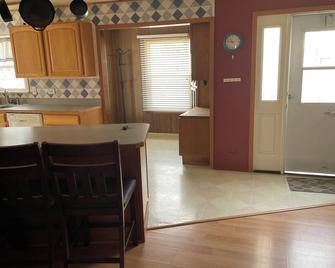 Sixty minutes to Glacier Park! Family friendly house. - Cut Bank - Dining room