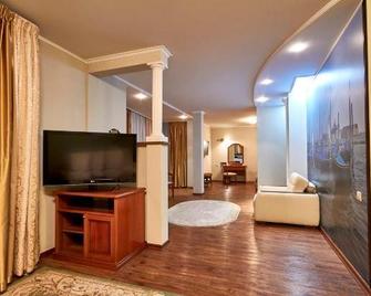 Pioneer Luxe Hotel - Saratov - Living room
