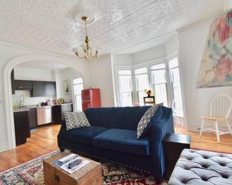 Beautiful Delightful 3br Downtown Brunswick All King Beds - Brunswick - Living room