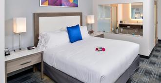 Holiday Inn Express & Suites San Diego - Mission Valley, An IHG Hotel - San Diego - Bedroom