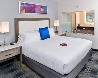 هوليداي إن إكسبرس آند سويتس سان دييجو - ميشن فالي باي آيتش جي - سان دييغو - غرفة نوم