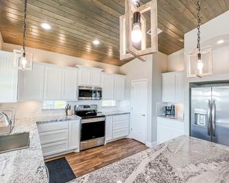 Crystal Blue Home - Crystal Beach - Kitchen
