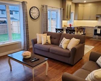 4 Bd Family Retreat - Stratford - Sala de estar