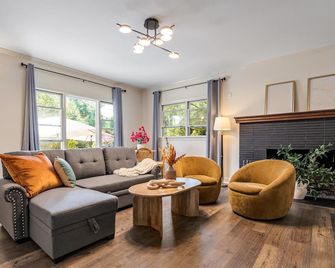 Cinnamon Bear Creekside Inn - סונומה - סלון