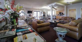 University Inn & Suites San Antonio - San Antonio - Living room