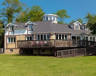 4-Br Waterfront Turret Home - Solomons - Edificio