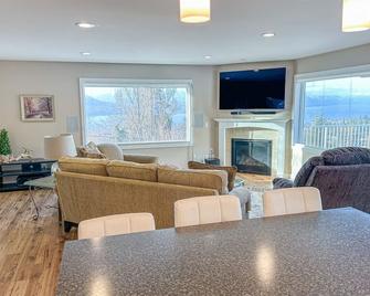 Naramata Countryside Cottage with View - Naramata - Living room