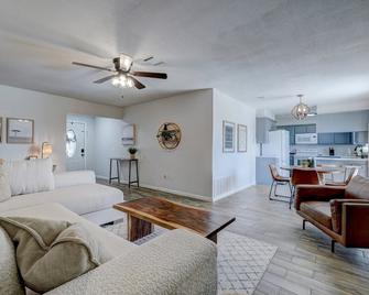 Updated and Clean Home in Moore with Garage - Moore - Living room
