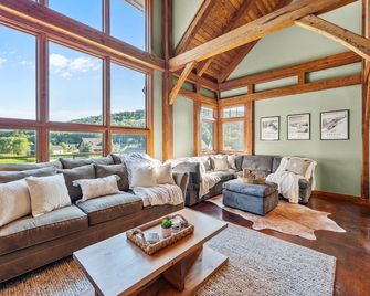 NEW! -- Walk to Village! Stunning timber chalet! Hot-Tub, Bonfire& more! - Ellicottville - Salon