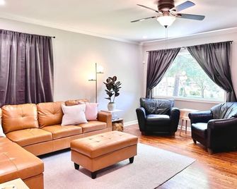 6 Mins to Stone Mtn Park, Outdoor Living & Dining - Stone Mountain - Living room
