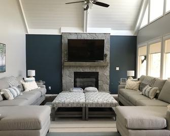 Picture Perfect Cottage ! - La Follette - Living room
