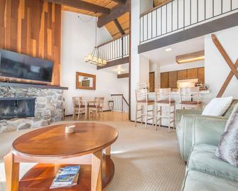 Great Location Minutes From Lake Tahoe Beaches And Tahoe City! - Tahoe City - Living room
