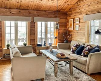 Amazing Home In Nissedal With Lake View - Treungen - Sala de estar