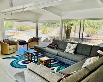 Poppy Desert House: Borrego Mid-Century Modern - Borrego Springs - Living room