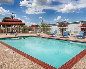 Best Western Limestone Inn & Suites - Mexia - Pool