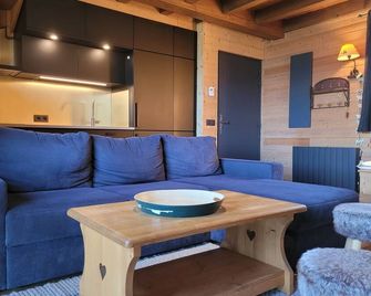 Cozy chalet with terrace in Pra Loup, near ski lifts - Pra-loup - Salon