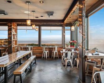 Your Coastal Escape: 2 Stylish Oceanfront Units! Minutes to Long Beach! - Long Beach - Restaurant