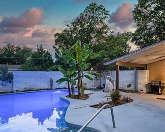Stunning 5BR 2BA Holiday Home with Private Pool and Cinema - 達拉斯 - 游泳池