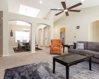 Beautiful house with Home theatre on 1.5 acres! - Brighton - Living room