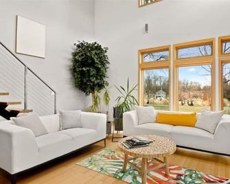 The Luxe Of Peoria! 6000sqf! Unbelievable Pool! - Peoria - Living room