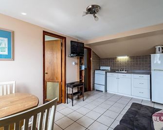 Cozy Coastal Hideout w/ Free Parking, Beach Badges, BBQ and Outdoor Shower - Seaside Heights - Kitchen