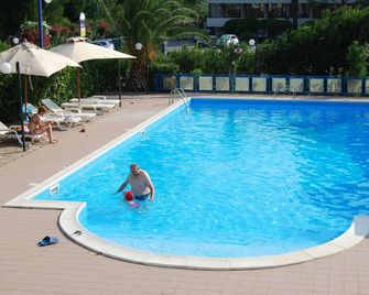 Dakar Living Hotel - Vasto - Piscine