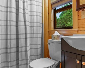 Evergreen Escape - Hot Tub - Shippenville