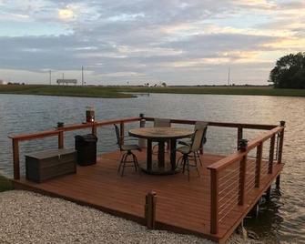 Country getaway at The Campground House. - Carlinville - Patio