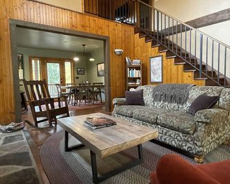 Cabin With Modern Kitchen, Fireplace, Porch! 20% weekly discount Feb-Apr! - Fish Creek - Living room