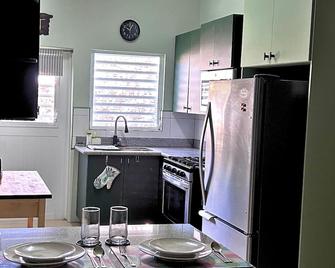 Coffee & Cream Cottage - Homely is What We Do! - Basseterre - Kitchen