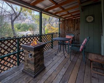 Romantic Couples Cabin near Park Gate Entrance to Sequoia Nat'l Park - Three Rivers - Balcony