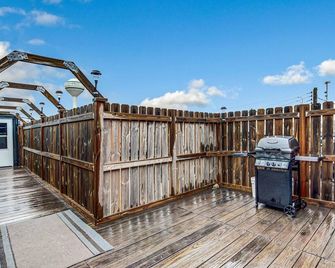 Large Upstairs 3Br Apartment with Roof Deck - Litchfield - Balcón