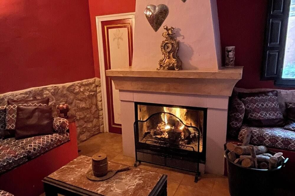 6 Bed House Sleeps 12 - Pool Hot Tub Fireplace - Pinoso