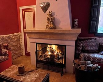 6 Bed House Sleeps 12 - Pool Hot Tub Fireplace - Pinoso