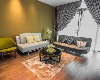 Marina Travellers Suite at Riverson Soho - Kota Kinabalu - Living room