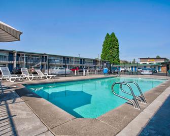 Motel 6 Bend - בנד - בריכה